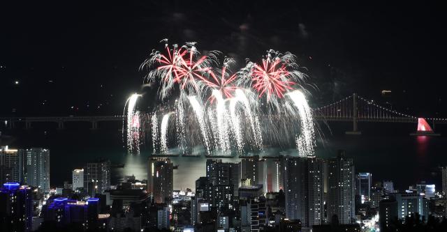 17일 오후 부산 광안리해수욕장 일대에서 열린 제17회 부산불꽃축제에서 형형색색 불꽃이 밤 하늘을 수놓고 있다. 올해는 2030부산세계박람회 유치를 기원하는 개막식과 중국 SUNNY사 초청 불꽃쇼에 이어 하이라이트인 부산 멀티 불꽃쇼가 펼쳐졌다. 연합뉴스
