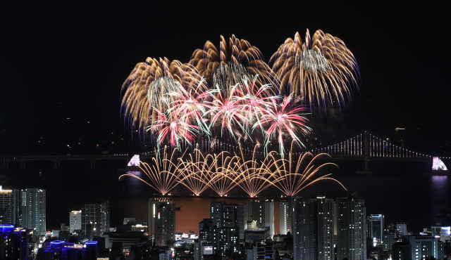지난해 12월 열린 부산불꽃축제. 연합뉴스