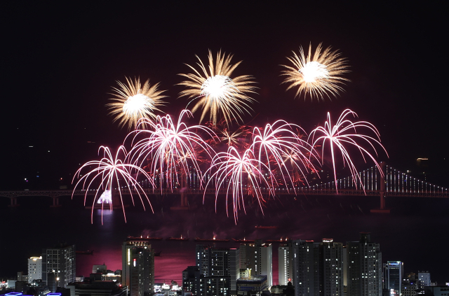 17일 오후 부산 광안리해수욕장 일대에서 열린 제17회 부산불꽃축제에서 형형색색 불꽃이 밤 하늘을 수놓고 있다. 올해는 2030부산세계박람회 유치를 기원하는 개막식과 중국 SUNNY사 초청 불꽃쇼에 이어 하이라이트인 부산 멀티 불꽃쇼가 펼쳐졌다. 연합뉴스
