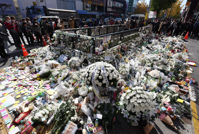 지난 10월 29일 밤 서울 용산구 이태원동에서 158명이 압사하고 196명이 다치는 참사가 발생하면서 전 국민을 충격으로 몰아넣었다. 핼러윈을 앞둔 주말 이태원동 일대에 10만 명이 넘게 몰렸고, 해밀톤 호텔 옆 좁은 골목에서 밀집된 인파가 뒤엉키며 대형 참사가 발생했다. 희생자의 약 90%가 20·30대 젊은이였다. 지난 11월 2일 오후 서울 용산구 이태원역 1번 출구 앞 핼러윈데이 사고 희생자 추모공간에서 희생자들을 기리기 위한 국화꽃 등이 놓여 있다. 연합뉴스