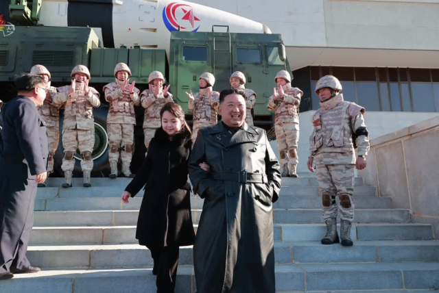 북한 탄도미사일 발사 관련 자료사진. 북한 김정은 국무위원장이 지난 11월 18일 있었던 대륙간탄도미사일(ICBM) '화성-17형' 발사에 참여했던 공로자들과 기념사진을 찍고 그들의 노력을 평가했다. 조선중앙TV는 27일 