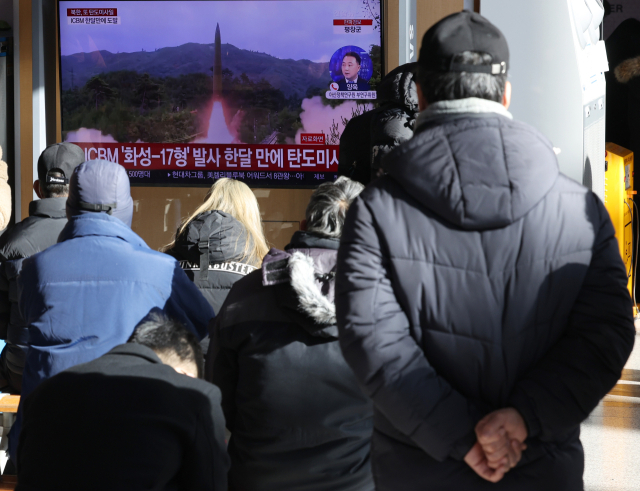 18일 오후 서울역 대합실에서 시민들이 북한 탄도미사일 발사 소식을 전하는 뉴스를 시청하고 있다. 합참에 따르면 북한은 이날 오전 평안북도 동창리 일대에서 동해상으로 탄도미사일 2발을 발사했다. 연합뉴스