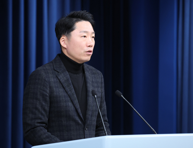 이재명 대통령실 부대변인이 18일 오후 서울 용산 대통령실 청사에서 북한의 준중거리 탄도미사일 2발 발사와 관련 김성한 국가안보실장 주재로 열린 국가안전보장회의(NSC) 상임위원회 등에 대해 브리핑을 하고 있다. 연합뉴스