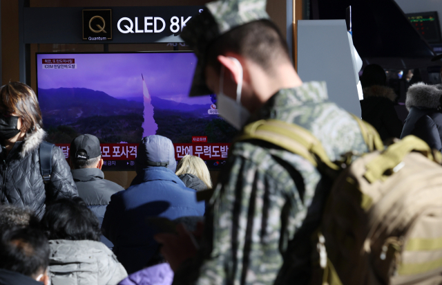 18일 오후 서울역 대합실에서 시민들이 북한 탄도미사일 발사 소식을 전하는 뉴스를 시청하고 있다. 합참에 따르면 북한은 이날 오전 평안북도 동창리 일대에서 동해상으로 탄도미사일 2발을 발사했다. 연합뉴스