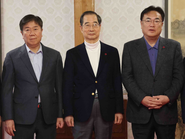 한덕수 국무총리가 18일 오후 서울 종로구 삼청동 총리공관에서 열린 제6차 고위당정협의회에 앞서 참석자들과 기념촬영을 하고 있다. 왼쪽부터 김대기 비서실장, 한덕수 총리, 국민의힘 정진석 비상대책위원장. 연합뉴스