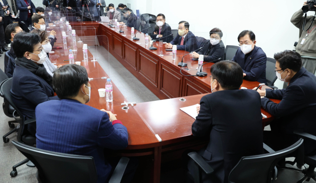 국민의힘 재선의원들이 15일 오후 국회 의원회관에서 전당대회 등 당내 문제를 논의하기 위해 모여 대화를 하고 있다. 연합뉴스