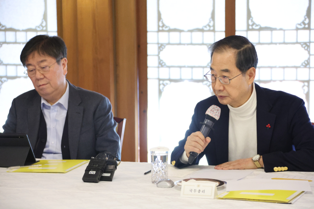 정부가 전국민주노동조합총연맹(이하 민주노총) 등 노조의 회계 투명성 강화를 요구하고 나섰다. 일부 노조에서 자행된 비리를 방지하겠다는 이유에서지만 일각에서는 회계감사를 수단으로 노조 지도부를 압박하려는 취지로 해석하고 있다. 한덕수 국무총리가 18일 오후 서울 종로구 삼청동 총리공관에서 열린 제6차 고위당정협의회에서 발언하고 있다. 연합뉴스