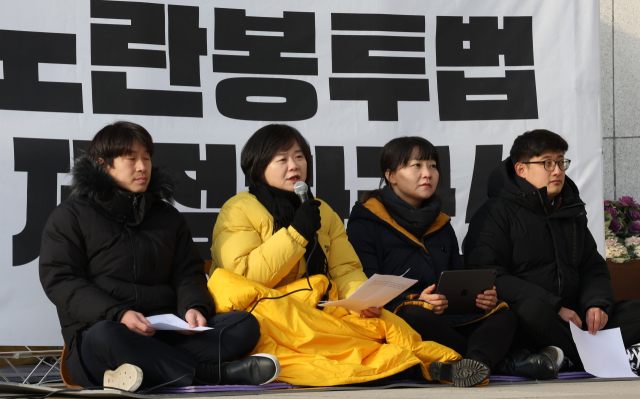 정의당 이정미 대표가 19일 오전 서울 여의도 국회 본청 앞 농성장에서 열린 상무집행위원회에서 발언하고 있다. 연합뉴스