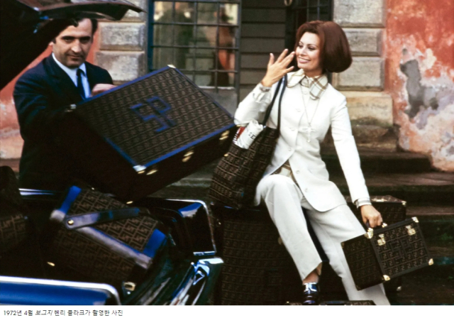 1972년 소피아 로렌(Sophia Loren)이 가죽 펜디 백을 들고 보그(Vogue)에 등장하고 있다.(출처: vogue.com)