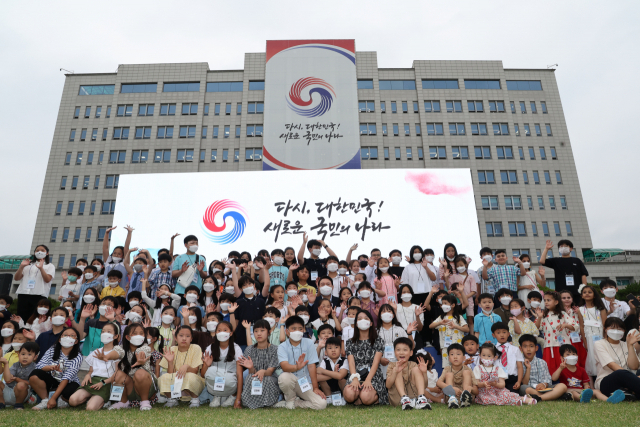 윤석열 대통령이 지난 6월 19일 오후 용산 대통령실 청사 앞 잔디광장에서 열린 대통령실 이전 기념 주민 초대 행사에서 지역 주민 등과 함께 기념촬영을 하고 있다. 연합뉴스