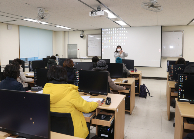 대구 남구 대명동에 있는 대구미래교육연구원에서 대구내일학교 중학과정 성인문해학습자들이 디지털 교육을 받고 있다. 대구시교육청 제공