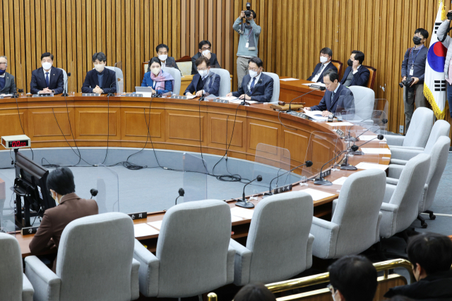 우상호 위원장이 국민의힘 의원들이 불참한 가운데 19일 국회에서 열린