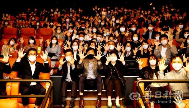 경산시 복지문화국 소속 공무원들이 영화관에서 영화를 관람하기 전에 기념사진을 찍었다. 경산시 제공
