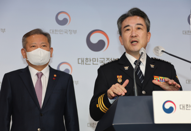 윤희근 경찰청장이 19일 정부서울청사에서 경찰 조직·인사 제도 개선방안 브리핑을 하고 있다. 왼쪽은 이상민 행정안전부 장관. 연합뉴스