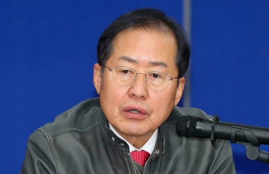 홍준표 대구시장이 2022년 12월 19일 오후 대구시청 산격청사에서 열린 대형마트 의무휴업일 평일전환 추진 협약식에서 인사말을 하고 있다. 연합뉴스