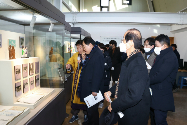19일 고청기념관에서 열린 개관 기념 행사를 마치고 주낙영 경주시장이 기념관을 둘러보고 있다. 경주시 제공