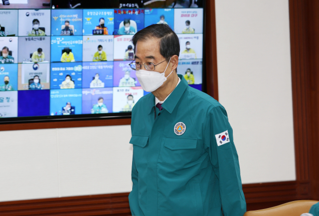 한덕수 국무총리가 지난달 16일 정부서울청사에서 열린 이태원 사고 중대본 회의에 참석하고 있다. 연합뉴스