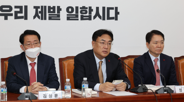 국민의힘 정진석 비상대책위원장이 19일 오전 서울 여의도 국회에서 기자회견을 열고 차기 당 대표와 최고위원을 선출할 때 당원 선거인단 투표 100%를 적용하는 내용의 당헌·당규 개정안을 비상대책위원회의에서 만장일치로 의결했다고 밝히고 있다. 연합뉴스