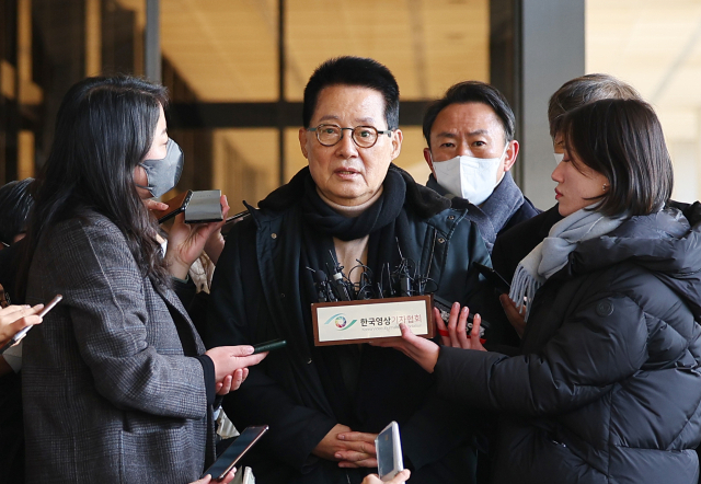 박지원 전 국가정보원장이 지난 14일 서해 공무원 피격 사건 관련 검찰 조사를 받기 위해 서울 서초구 서울중앙지검에 출석, 기자들의 질문에 답하고 있다. 박 전 원장은 2020년 9월 해양수산부 공무원 고 이대준 씨가 북한군에 피살됐을 때 당시 상황에 대한 첩보 관련 보고서 등을 무단 삭제한 혐의로 고발됐다. 연합뉴스
