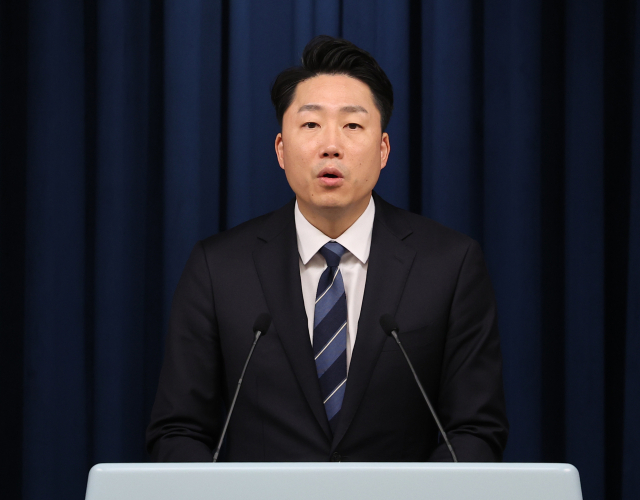 이재명 대통령실 부대변인이 19일 오후 서울 용산 대통령실 청사에서 윤석열 대통령의 국무총리 주례회동 발언 등 현안에 대해 브리핑하고 있다. 연합뉴스