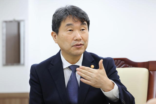 이주호 사회부총리 겸 교육부 장관이 정부서울청사에서 연합뉴스와 인터뷰를 하고 있다. 연합뉴스