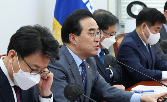 더불어민주당 박홍근 원내대표가 20일 국회에서 열린 원내대책회의에서 발언하고 있다. 연합뉴스