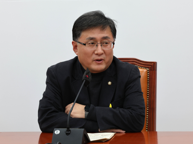 더불어민주당 김성환 정책위의장이 12일 오후 국회 원내대표실에서 열린 국민감세안 관련 기자간담회에서 중소기업 감세안에 관해 설명하고 있다. 연합뉴스
