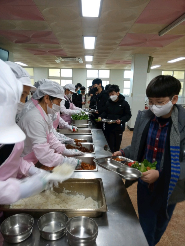 경북지역 한 학교에서 학생들이 급식을 받고 있다. 내년도 경북지역의 무상급식비는 총 3천515억원이 소요될 전망이다. 경북교육청 제공