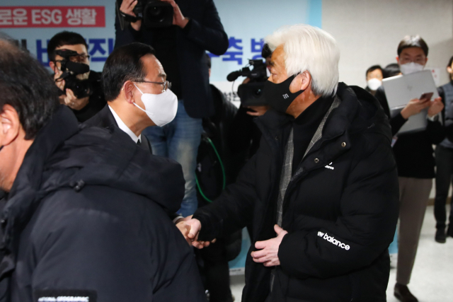국민의힘 주호영 원내대표(왼쪽)가 20일 오후 국회 의원회관 제9간담회실에서 열린 이태원 참사 유가족 협의회 간담회 시작에 앞서 이종철 10.29 이태원 참사 유가족협의회 대표와 인사하고 있다. 연합뉴스