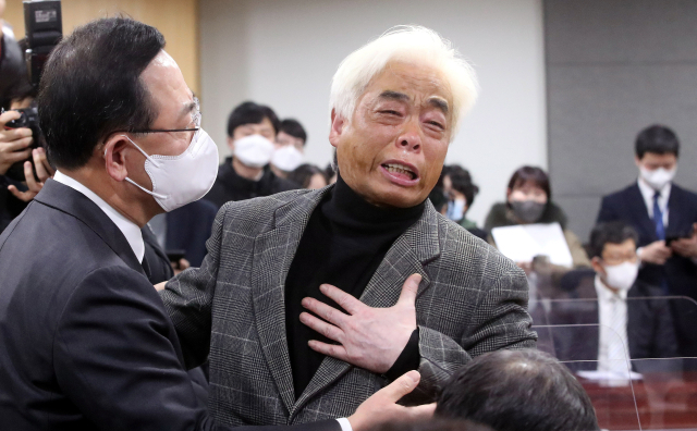 국민의힘 주호영 원내대표(왼쪽)가 20일 오후 국회 의원회관 제9간담회실에서 열린 이태원 참사 유가족협의회 간담회에서 눈물 흘리는 이종철 10.29 이태원 참사 유가족협의회 대표를 위로하고 있다. 연합뉴스