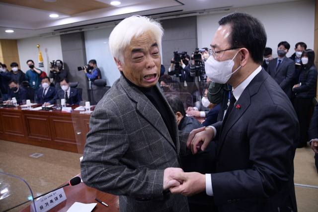 국민의힘 주호영 원내대표(오른쪽)가 20일 오후 국회 의원회관 제9간담회실에서 열린 이태원 참사 유가족협의회 간담회에서 눈물 흘리는 이종철 10.29 이태원 참사 유가족협의회 대표를 위로하고 있다. 연합뉴스