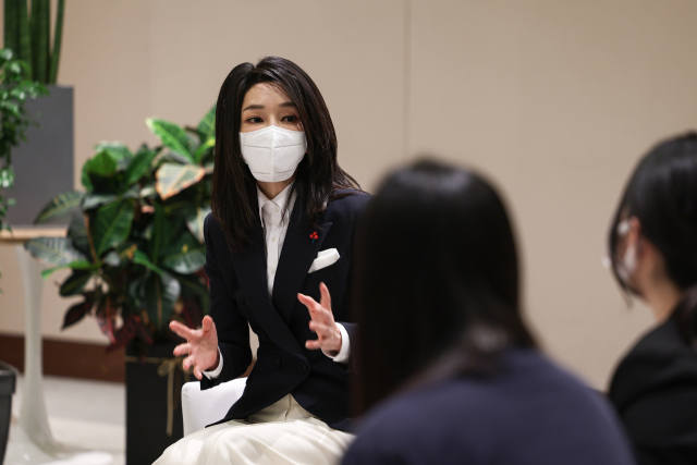 김건희 여사가 20일 서울 영등포구 63컨벤션센터에서 열린 한부모 가족 한마당 행사에 참석, 참석자들과 대화하고 있다. 연합뉴스
