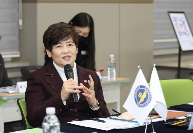 강은희 대구시교육감은 20일 경북대 사범대학 부설 중학교에서 국제 바칼레로아(IB) 수업을 둘러본 뒤 IB 교육 성과를 설명하고 있다. 김영진 기자 kyjmaeil@imaeil.com