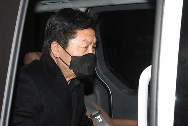 이임재 전 용산경찰서장이 지난 11일 오후 서울 마포구 이태원 사고 특별수사본부에서 조사를 받은 뒤 차량에 탑승하고 있다. 연합뉴스