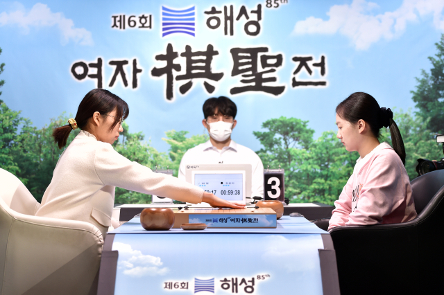 한국 여자바둑계의 최강자 최정 9단(왼쪽)이 