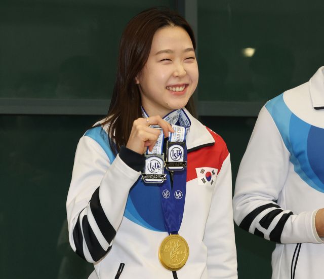2022-2023 국제빙상경기연맹(ISU) 스피드스케이팅 월드컵 여자 500m에서 우승하며 월드컵 4회 연속 우승을 차지한 김민선이 20일 오후 인천국제공항 1터미널을 통해 귀국해 메달을 들어보이고 있다. 연합뉴스