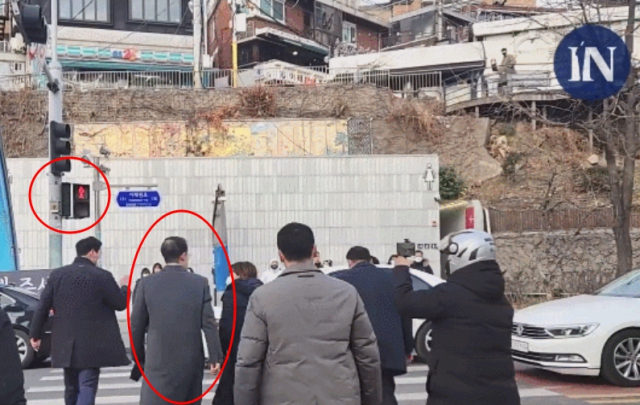 지난 19일 이태원 참사 희생자 합동 분향소를 찾았다가 30초만에 돌아선 한덕수 국무총리가 보행자 신호 빨간불인 상태에서 횡단보도를 건너는 모습. 시사IN TV 캡처