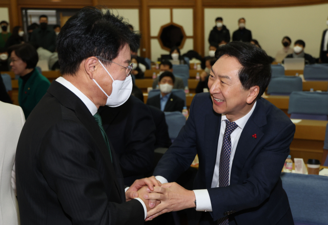 국민의힘 김기현 의원(오른쪽)과 장제원 의원이 21일 오전 서울 여의도 국회 의원회관에서 열린 국민의힘 
