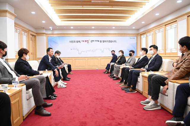 김장호(왼쪽 가운데) 구미시장이 구미시청에서 구미 소상공인들과 소통 간담회를 하고 있다. 구미시 제공