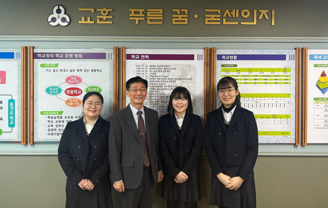 사진 왼쪽부터 2023 대입 수시모집에서 서울대 합격한 성주여고 이지원 학생, 이우재 교장, 박소영 학생, 신수진 학생. 성주여고 제공