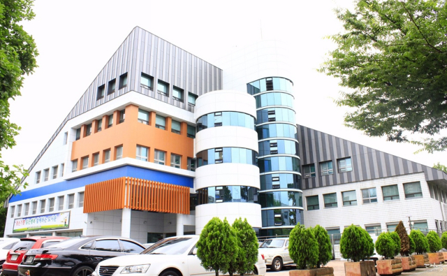 대구시립서부도서관이 2년 9개월에 걸친 리모델링 공사를 마치고 오는 28일 재개관한다. 시립서부도서관 전경. 대구시 제공.