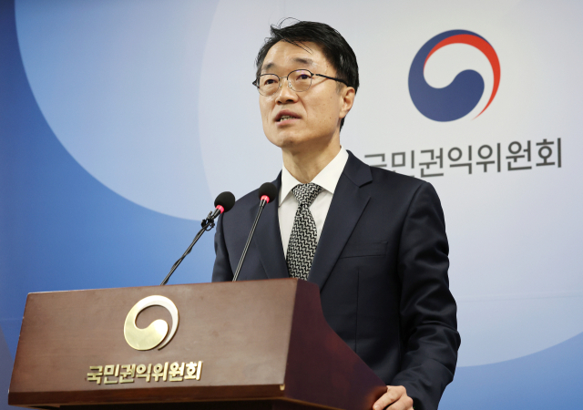 한삼석 국민권익위원회 부패방지국장이 21일 오전 세종시 정부세종청사에서 지방의원 국외출장 심사강화와 업무추진비 사적 사용 금지 등 의정활동 투명성 강화 권고와 관련해 브리핑하고 있다. 연합뉴스