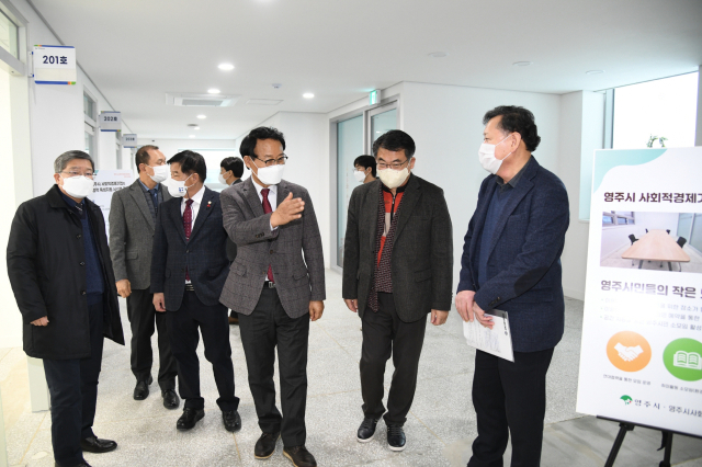 개소식을 마친 박남서 영주시장이 센터를 둘러 보고 있다. 영주시 제공