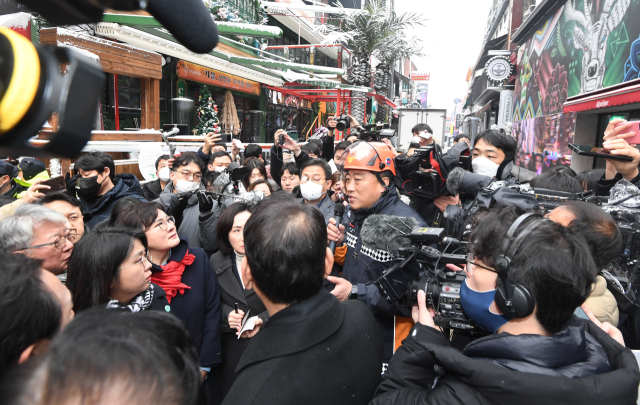 우상호 이태원 참사 국정조사 특별위원회 위원장을 비롯한 특조위원들이 21일 오전 서울 용산구 이태원 참사 현장 조사에서 최성범 용산소방서장의 브리핑을 듣고 있다. 연합뉴스