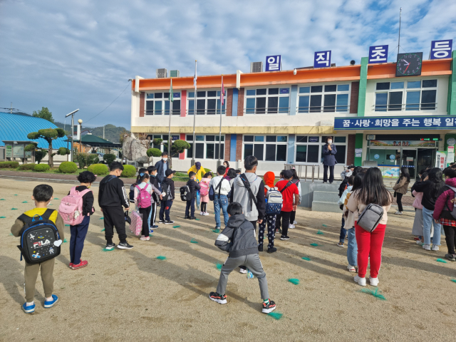 안동 일직초등학교는 다양한 현장체험학습을 통해 학생들이 직접 보고 체험하면서 공부할 수 있는 환경을 만들어 주고자 노력하고 있다. 사진은 체험학습 전 교내 운동장에서 안전교육을 하고 있는 모습. 일직초 제공