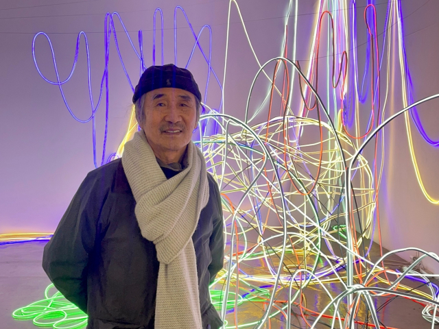 갤러리 신라에 전시된 자신의 작품 앞에 선 김영진 작가. 이연정 기자