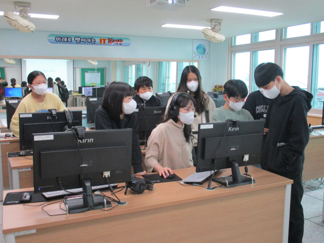 안동 임동초등학교는 학생들이 직접 체험하고 느낄 수 있는 교육을 실천하고 있다. 사진은 학생들이 소프트웨어 교육을 받는 모습. 임동초 제공