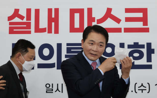 국민의힘 성일종 정책위의장이 21일 오후 서울 여의도 국회에서 열린 실내 마스크 착용 의무 해제 논의를 위한 전문가 간담회에서 마스크를 벗고 있다. 연합뉴스