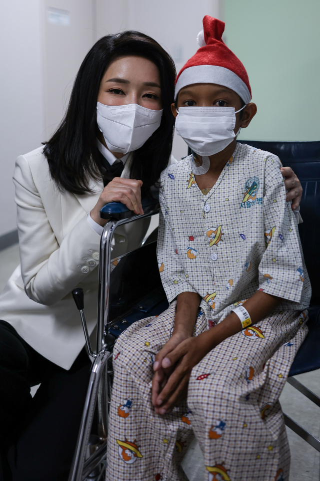 김건희 여사가 21일 서울 송파구 서울아산병원에서 심장질환 수술을 받고 회복 중인 캄보디아 아동 옥 로타군을 만나고 있다. 연합뉴스