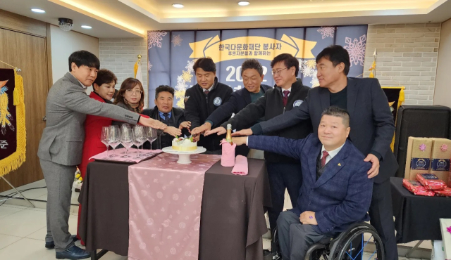 후원자들, 봉사자들과 함께 한 한국다문화재단(이사장 권재행)의 2022 송년의밤 행사. 한국다문화재단 제공